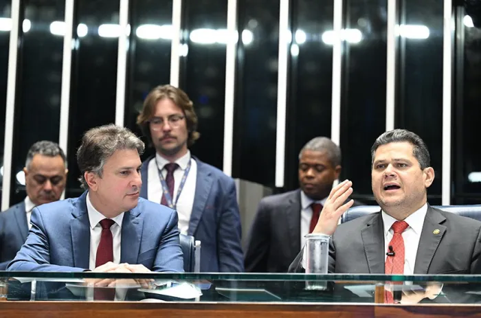 Camilo Santana (à esquerda), relator do projeto, ao lado do presidente do Senado, Davi Alcolumbre - Foto: Edilson Rodrigues/Agência Senado