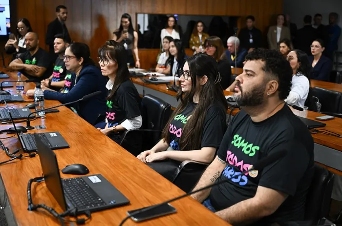 Convidados à audiência exibem camiseta com os dizeres: 