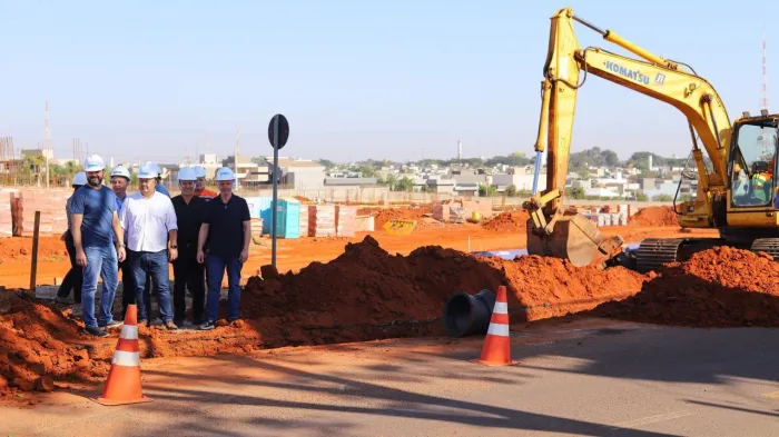Prefeito visita obra de adutora do PTG 11