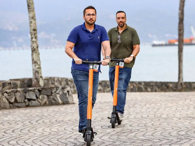 Patinetes compartilhados começam a operar em São Sebastião com 49 estações; veja tarifas e regras