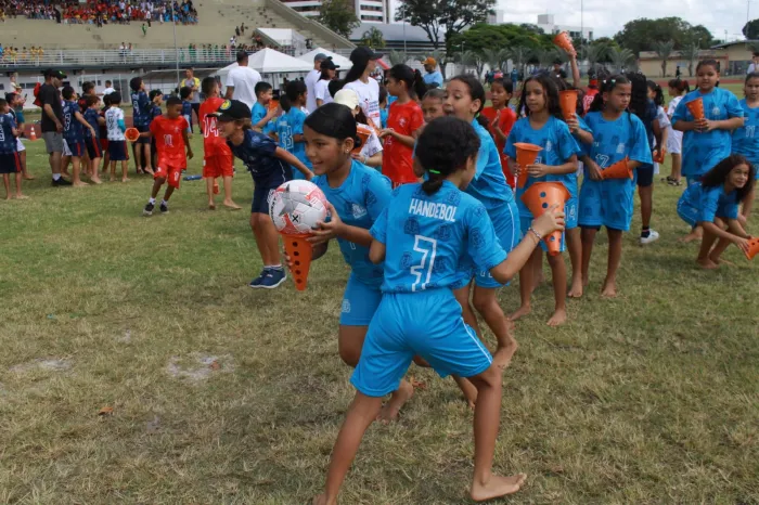 Olimpíadas Escolares reúne estudantes em atividades recreativas e competições de atletismo