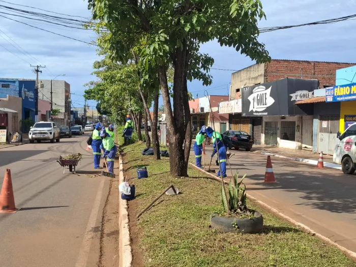 Roçagem transforma espaços públicos e reforça o cuidado da Prefeitura com a cidade
