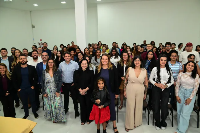 Aprovados no programa “Quem Aprende, Conquista” são recepcionados pelo Governo Municipal no auditório da Unex