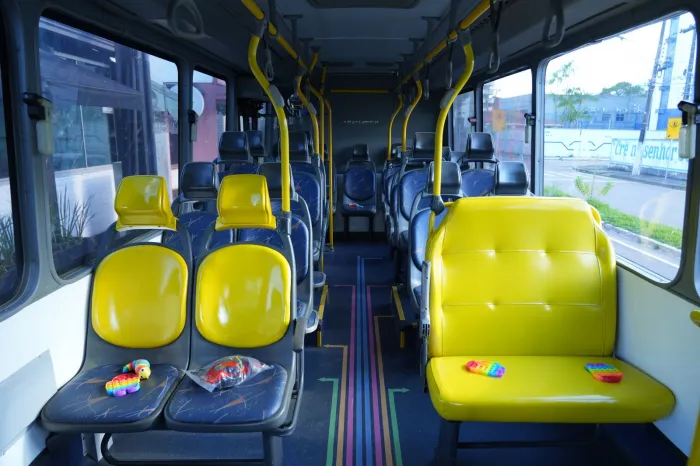 No transporte multissensorial, o ambiente conta com recursos que ajudam a reduzir estímulos durante o percurso, como abafadores de som