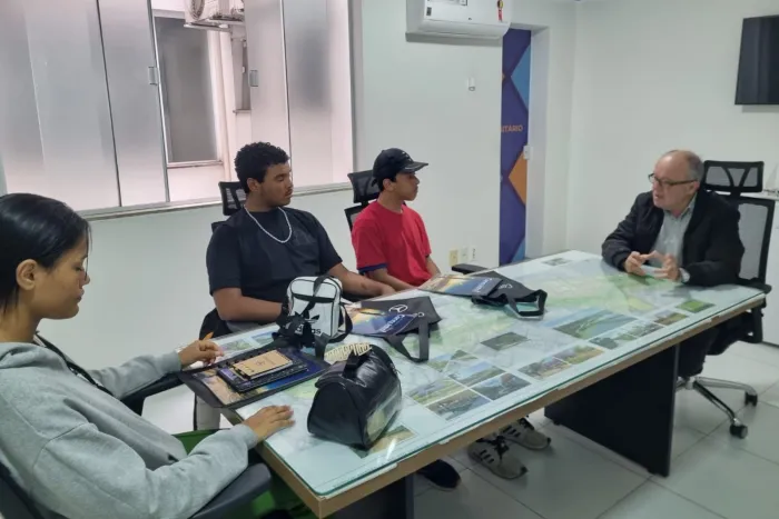 SMDE aproxima jovens da gestão pública e do mercado de trabalho durante visita guiada