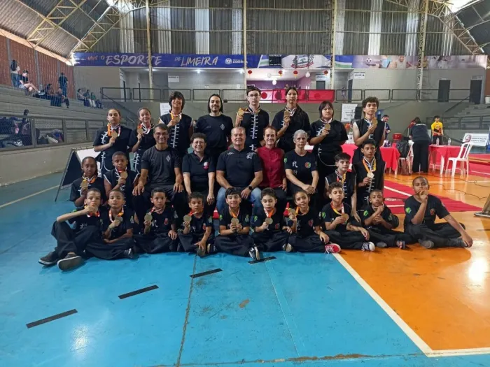 Na foto Shifu Cristiano, Presidente da Federação Paulista de Kung Fu Silvia Bianchi, Organizadores da Copa Kids Mestre Jairo Figueiredo, Mariela Ferrari e a técnica Alexandra Silva, com crianças e adolescentes do 