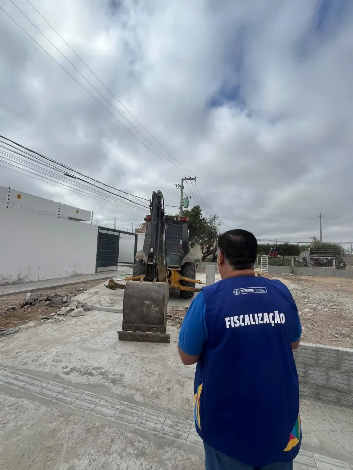 Ação integrada do Petrolina + Limpa desobstrui área pública no bairro Vila Eduardo