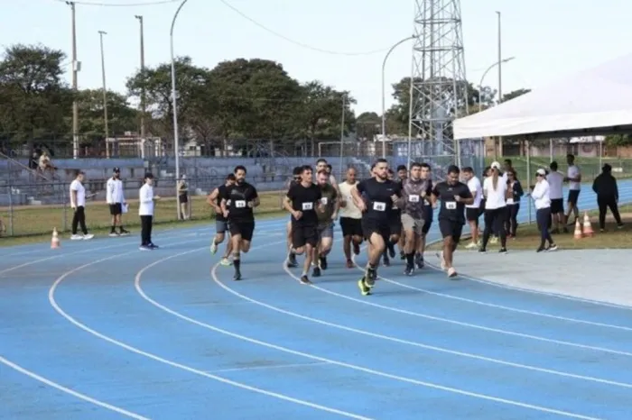 Candidatos ao cargo de Polícia Legislativa participam da corrida, uma das etapas do TAF