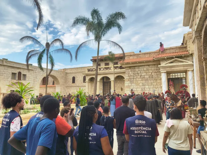 Alunos da oficina de audiovisual visitam cidade cenográfica e aprendem com profissionais. Foto: Divulgação SMAS