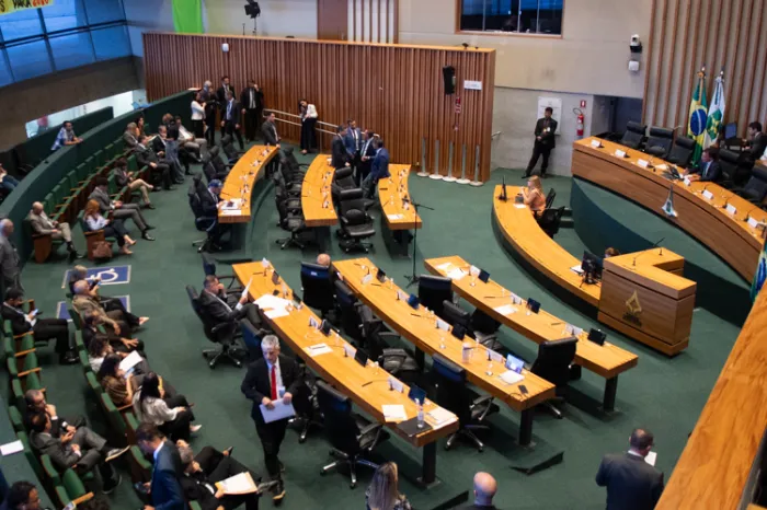 Falta de segurança em vias e violência contra profissionais de saúde são temas debatidos na sessão