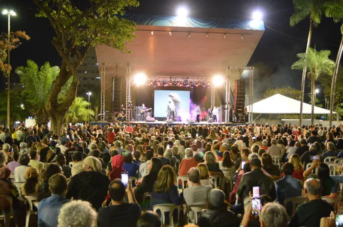 Noite da Seresta acontece nesta sexta-feira (21) na Praça do Rádio