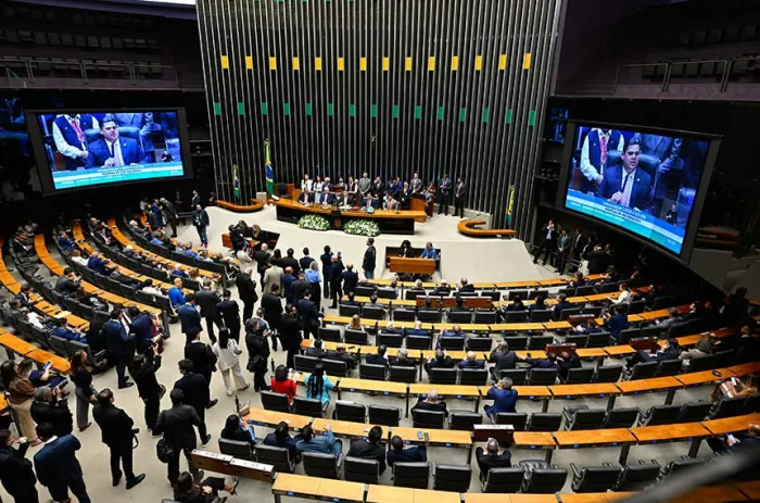 Três senadores concorrem ao cargo de deputado; quatro buscam a suplência