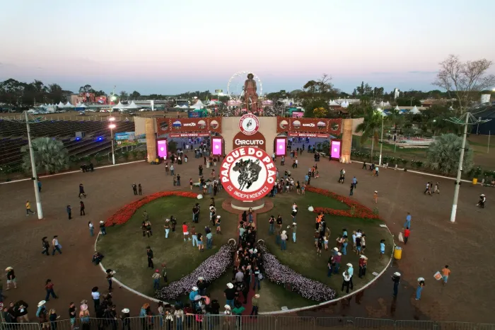 O evento reúne competições de rodeio de nível internacional e shows de grandes artistas sertanejo