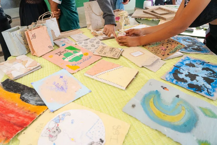 Escola Cecília Meireles aposta em arte com fibra de bananeira para estimular a criatividade dos alunos