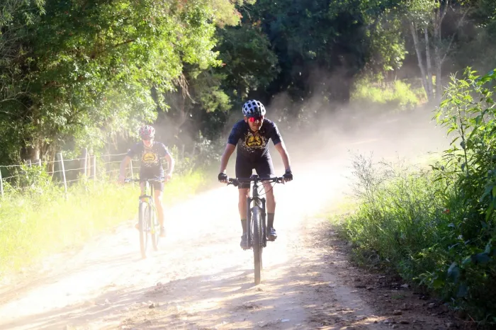 Ciclistas do Paraitinga, nos arredores de São Luiz do Paraitinga (foto: Priscila G)