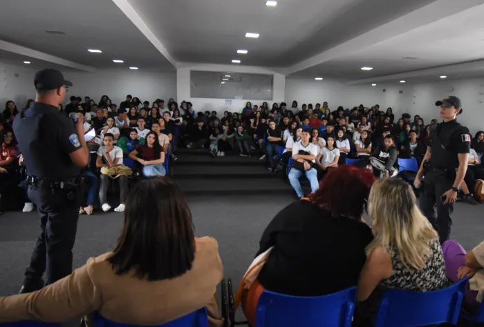 Agosto Lilás leva conscientização sobre violência contra a mulher a estudantes