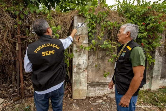 Prefeitura intensifica fiscalização de terrenos baldios para prevenir queimadas e acúmulo de lixo