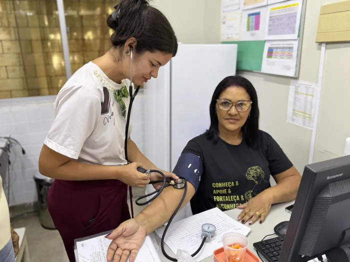 Equipe de Saúde do Trabalhador realiza blitz nos setores do Instituto Cândida Vargas com ações de prevenção e cuidado