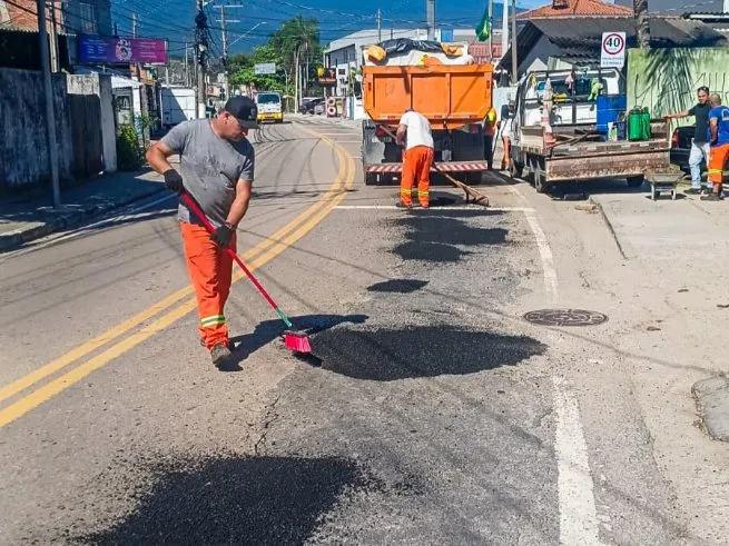 Operação Tapa Buracos recupera pavimento de vias na Costa Norte e região central de São Sebastião