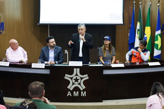 Ministro das Relações Institucionais se reúne com prefeitos de Mato Grosso para discutir impactos de eventos climáticos e apoio aos municípios