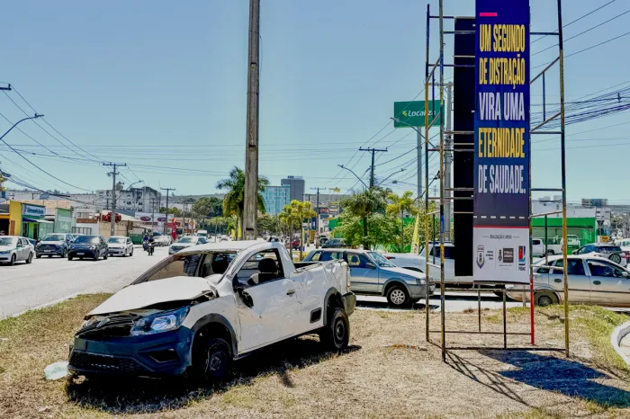 Veículos sinistrados em pontos estratégicos da cidade servem de alerta visual para a importância da segurança no trânsito