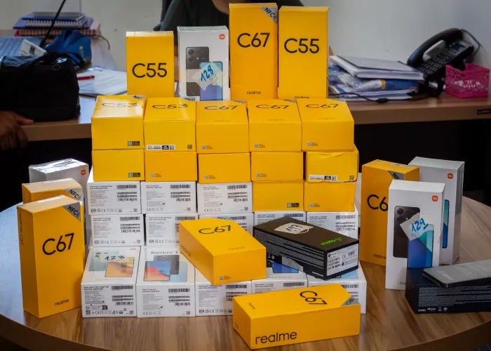 21/8/2026 - Lauro de Freitas entrega 40 celulares para fortalecer ações de alfabetização na rede municipal