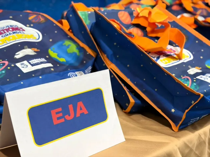 Estudantes da EJA recebem kits literários do projeto “Pequenos Leitores, Grandes Conquistas”