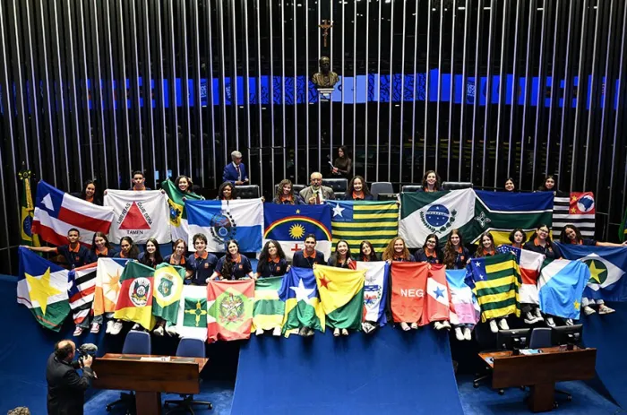 Ao final da sessão, os jovens senadores posam com as bandeiras de seus estados e Paulo Paim - Foto: Edilson Rodrigues/Agência Senado