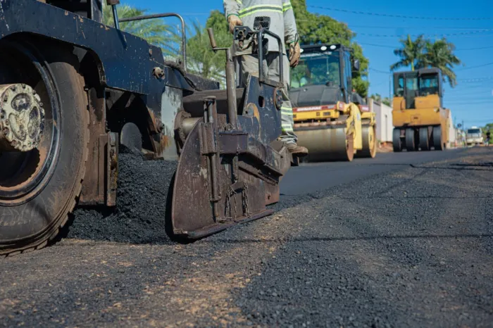 Vira CG Infraestrutura acelera frentes de asfalto na cidade 