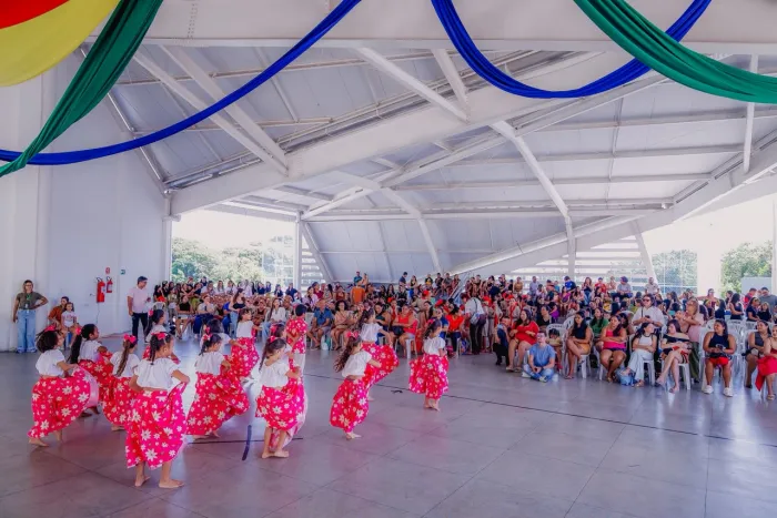 Festival Raízes do Brasil reúne alunos da Rede Municipal de Ensino em celebração ao Dia do Folclore