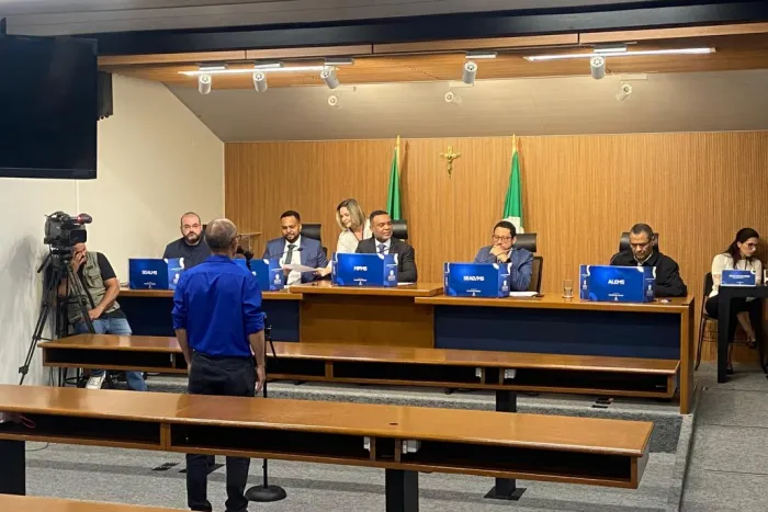 Candidato sendo avaliado pela comissão do concurso no plenarinho Deputado Nelito Câmara