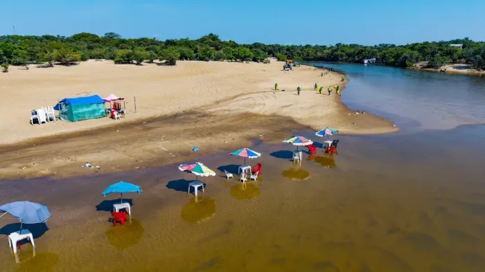 Equipes de limpeza da prefeitura retiram resíduos das praias de Boa Vista