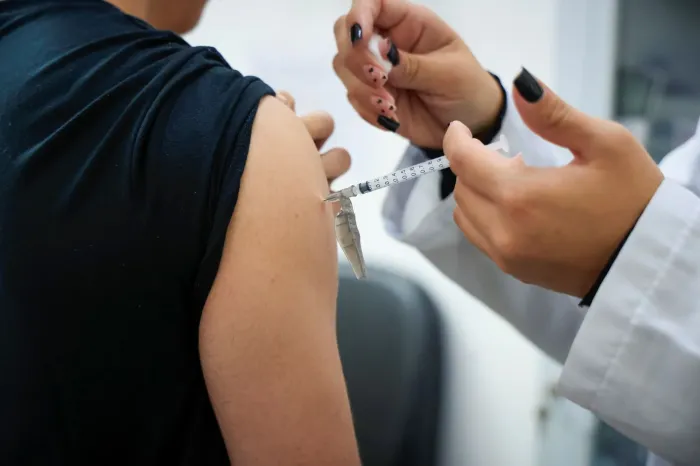 A vacinação ocorre de forma gratuita e estará disponível para cidadãos com idades entre 6 meses e 59 anos. Para se vacinar, basta apresentar o documento de identificação aos agentes de saúde. Foto: Divulgação/Governo de São Paulo