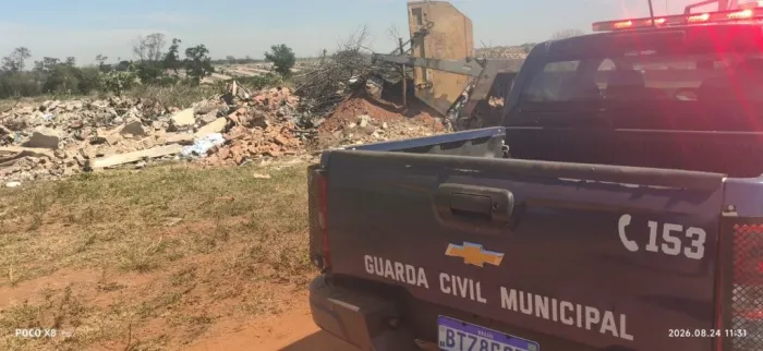 CM flagra descarte irregular de entulho em área verde de Araçatuba