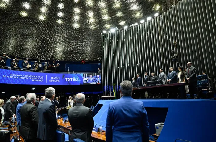 Plenário do Senado durante execução do Hino Nacional na homenagem aos 80 anos do TST - Foto: Carolina Curi/Agência Senado