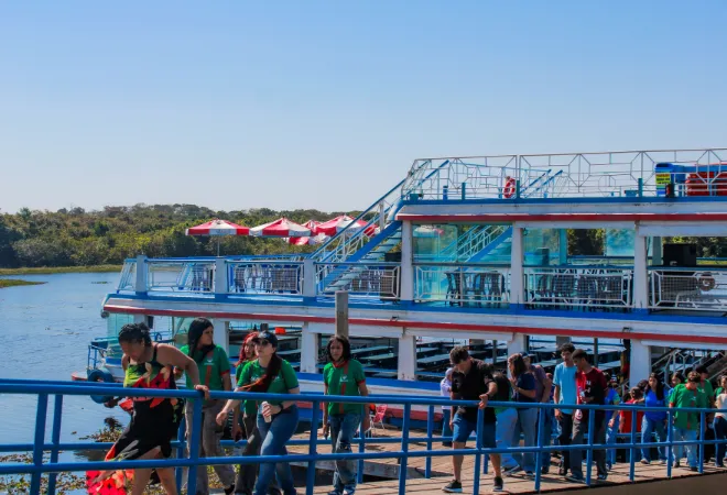 Passeios a bordo do barco Odisséia levam estudantes e participantes de projetos sociais a uma experiência de aprendizado pelos rios Pardo e Paraná