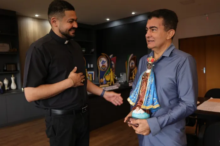 Prefeito Marçal Filho recebeu das mãos do padre Cristiano a imagem de Nossa Senhora Aparecida- Foto: A. Frota