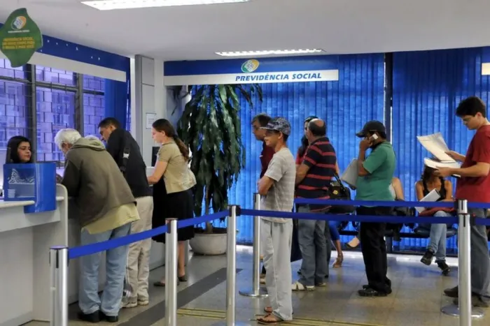 Atendimento presencial em agência da Previdência Social. Segundo especialistas, buscar informações com antecedência facilita o processo de aposentadoria. - Foto: Antônio Cruz/Agência Brasil