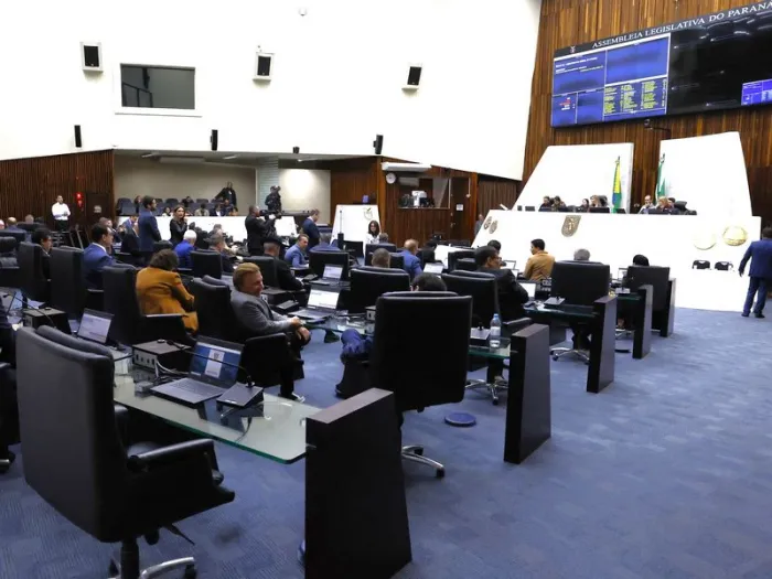 O texto aprovado nesta terça-feira (25) prevê receita líquida de R$ 84,5 bilhões no próximo exercício, valor 5,9% superior aos R$ 79,8 bilhões estimados para 2026. - Foto: Orlando Kissner/Alep
