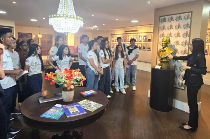 Estudantes participam de visita guiada no memorial