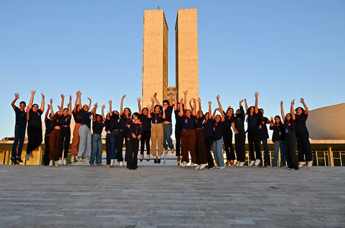A turma de 2026 do Jovem Senador diante do Congresso Nacional - Foto: Waldemir Barreto/Agência Senado