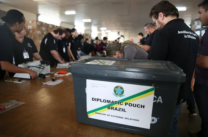 Voto no exterior cresce 31%; saiba como votar e justificar a ausência