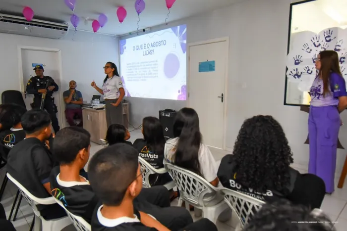 AGOSTO LILÁS - Integrantes do Coral Artcanto aprendem sobre trabalho da Patrulha Maria da Penha em Boa Vista