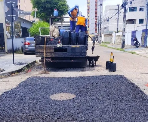 Equipes da Seinfra realizam serviços de tapa-buraco em quase 50 bairros nesta quinta-feira