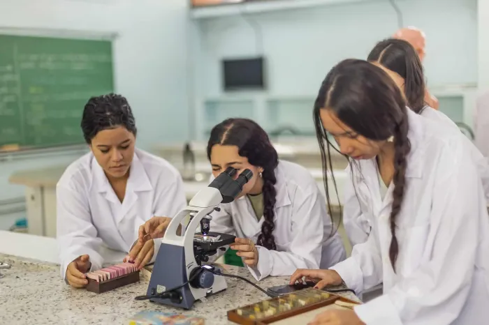 O estágio do BEEM tem duração de seis meses, com carga horária de cerca de quatro horas diárias, permitindo a conciliação com os estudos