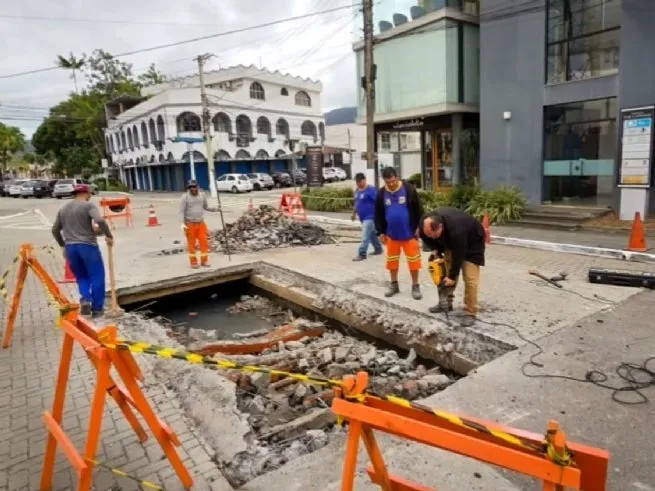 Prefeitura de São Sebastião inicia recuperação emergencial após pavimento afundar no Centro