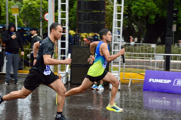 Mesmo com chuva, Corrida do Facho celebra 127 anos da Capital