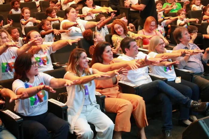 Leo Bezerra destaca arte como ferramenta de desenvolvimento na infância durante abertura do 6º Fapi