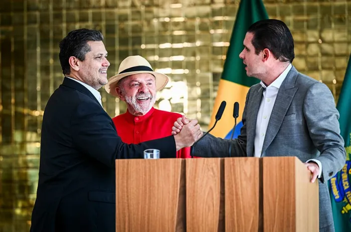 Davi Alcolumbre e Hugo Motta se cumprimentam na reunião de quarta, observados por Lula - Foto: Pedro Gontijo/Senado Federal