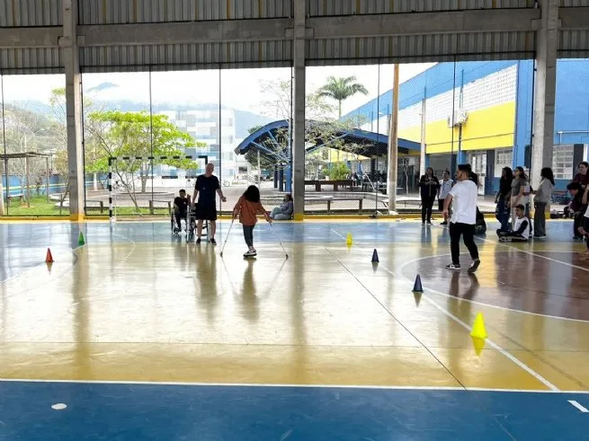 Estudante transforma desafios em aprendizado e inspira colegas em ação inclusiva em São Sebastião